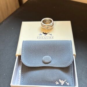 Ideaure silver spinner ring with Gray Pouch. Brand new never worn!! Size 8